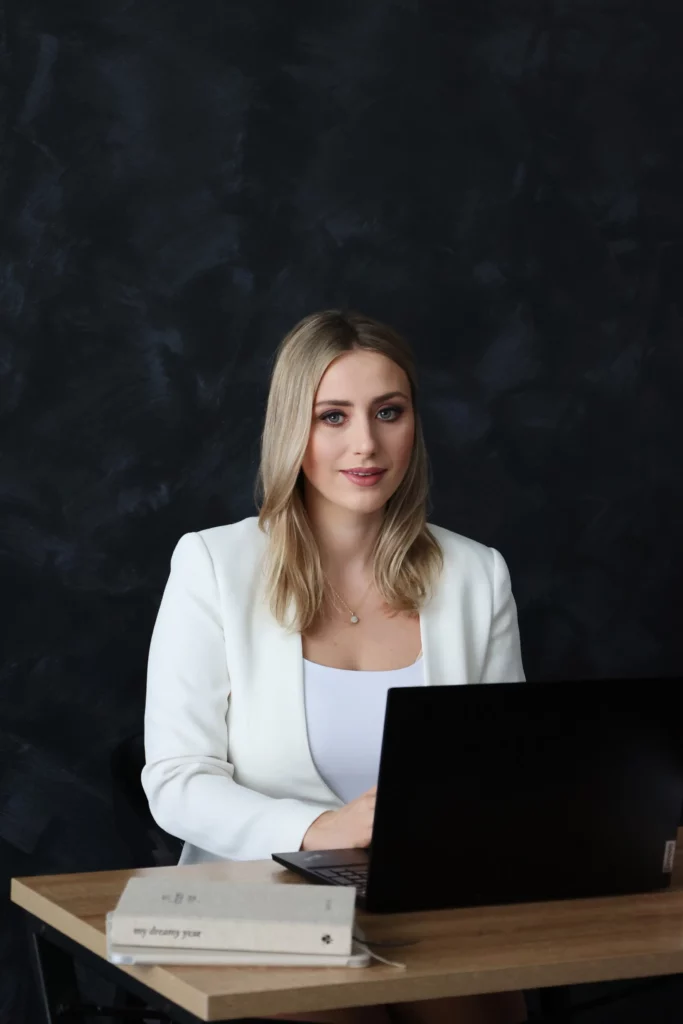 adwokat agnieszka sobczak przy laptopie